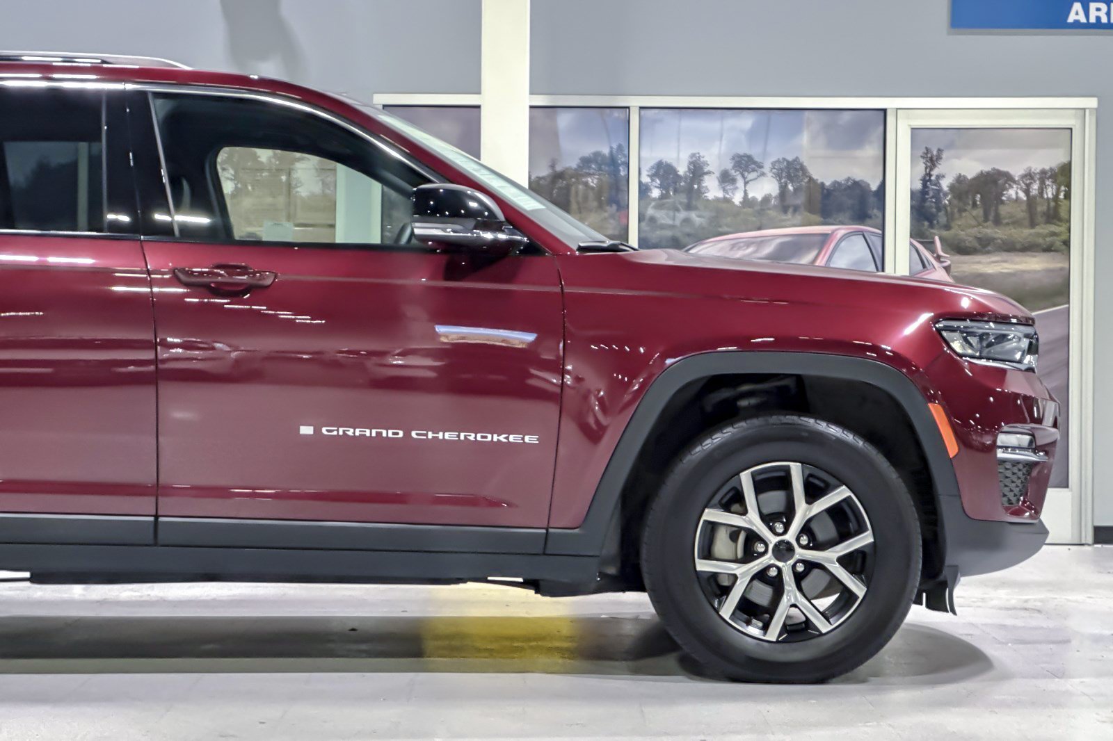 Used 2024 Jeep Grand Cherokee Limited AWD/4WD image 35