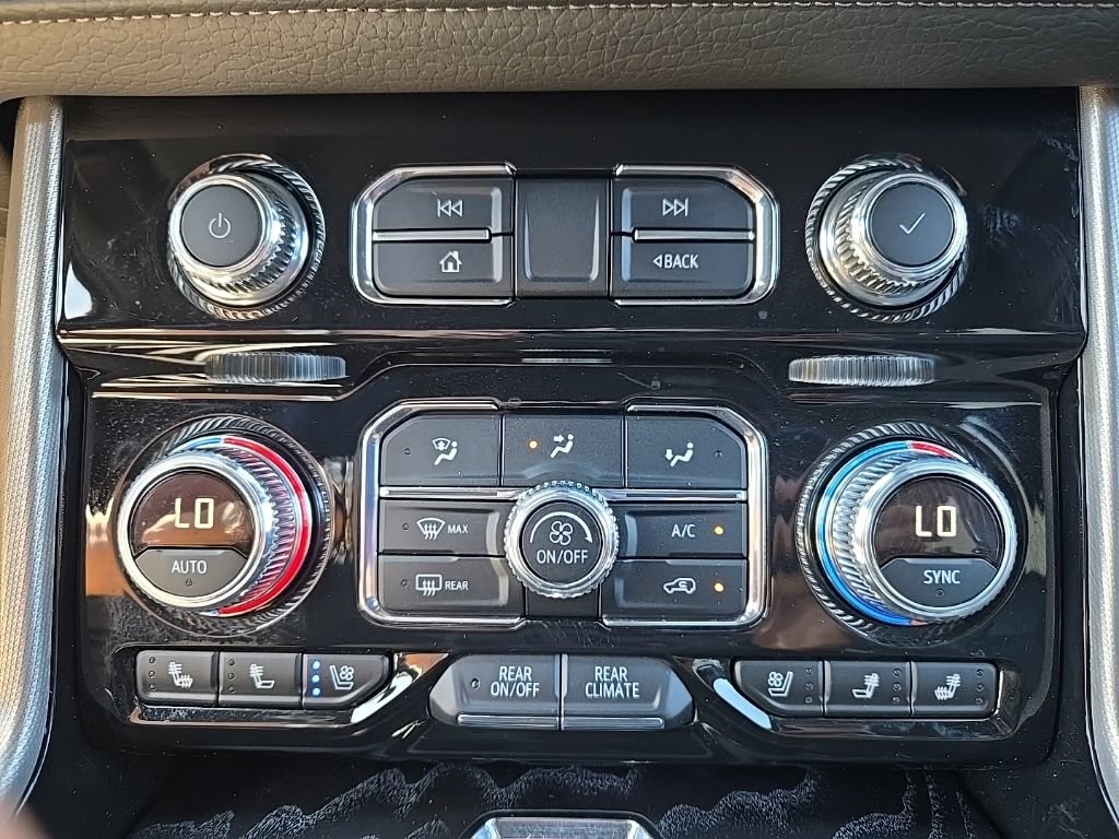 Used 2024 GMC Yukon XL Denali AWD/4WD image 28