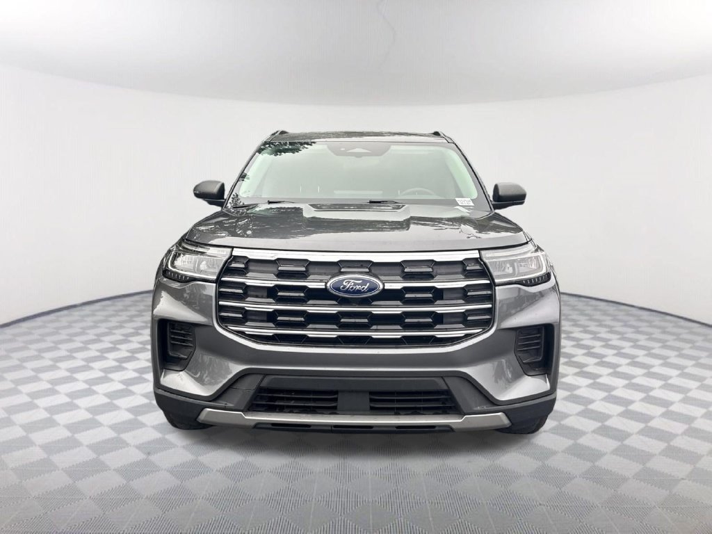 Used 2025 Ford Explorer Active RWD image 2