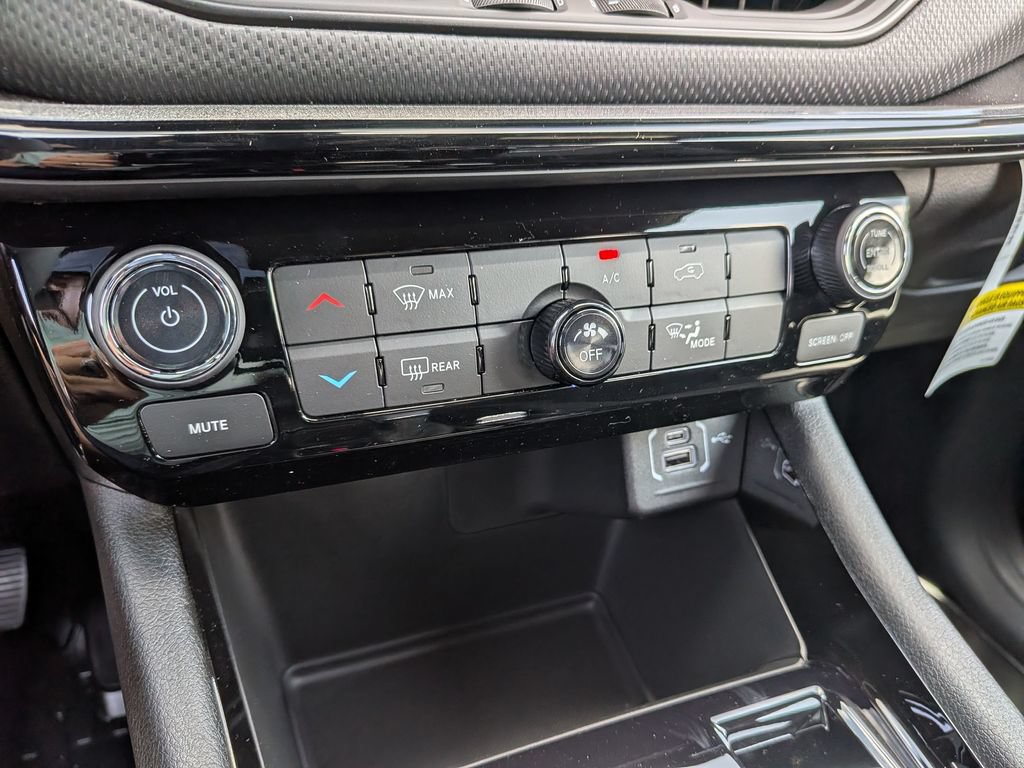 New 2026 Jeep Compass Latitude AWD/4WD image 18