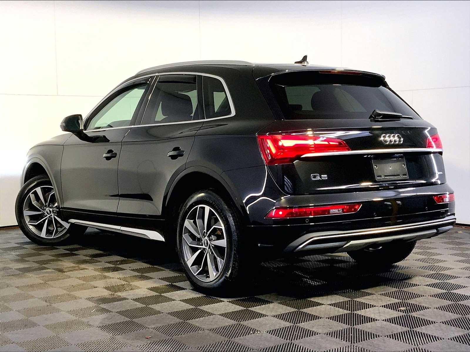 Used 2021 Audi Q5 Premium w/ Convenience Package image 3