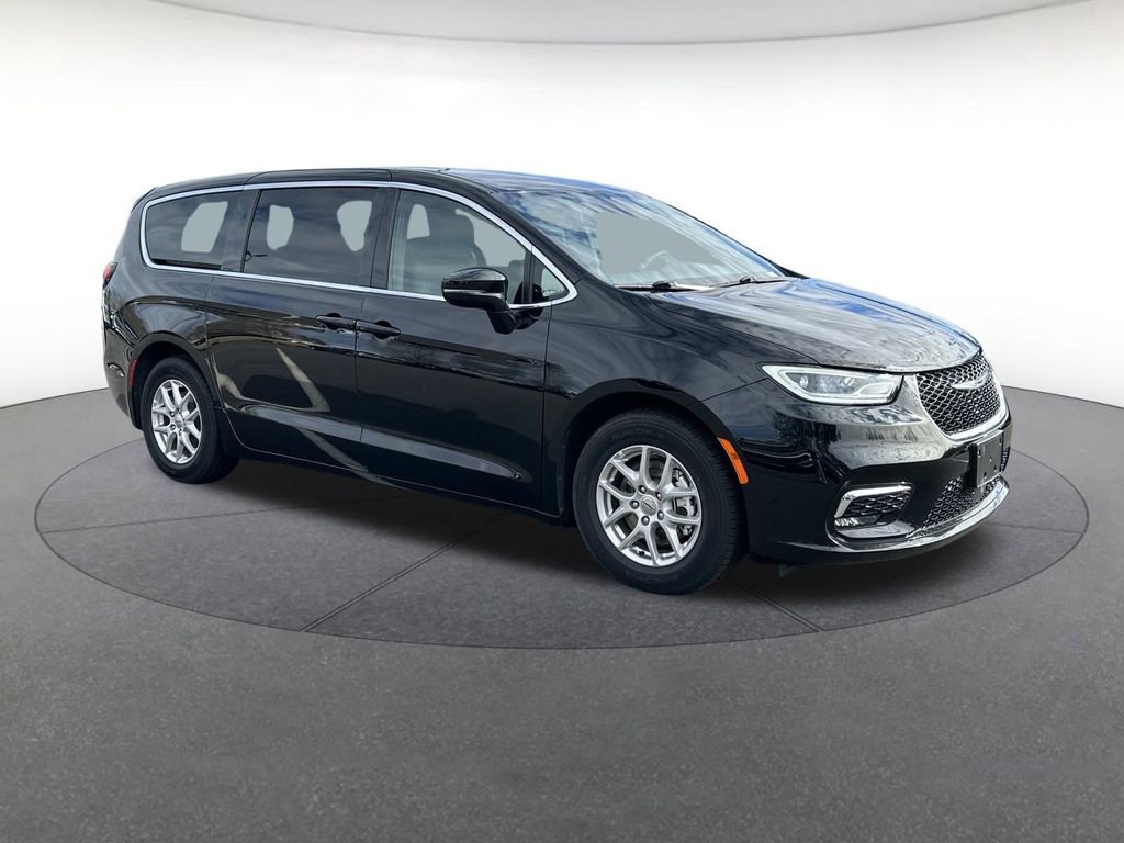 Used 2025 Chrysler Pacifica Select image 8