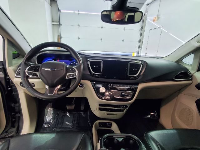 Used 2020 Chrysler Pacifica Touring-L Plus w/ Advanced Safetytec Group FWD image 23