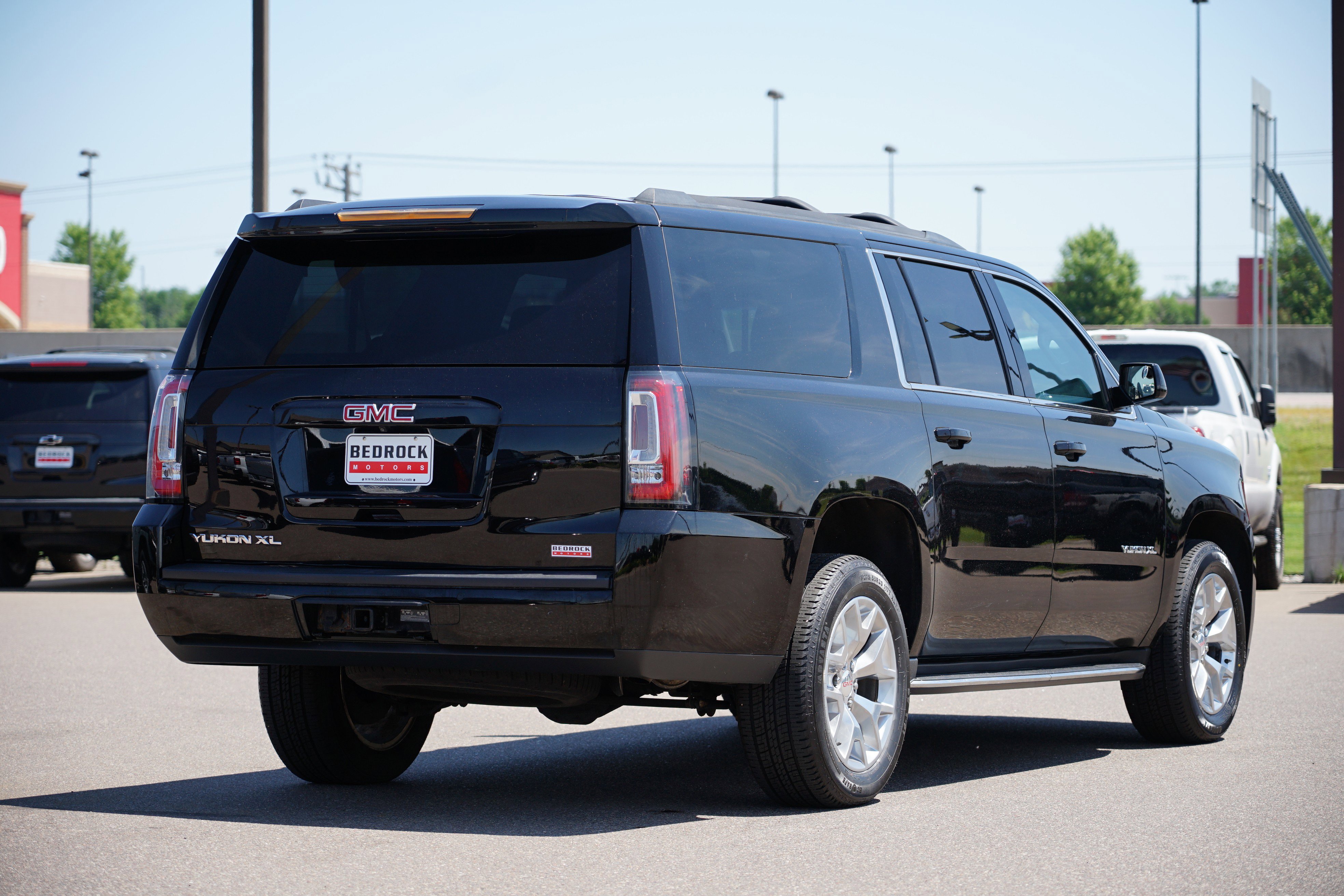 Used 2019 GMC Yukon XL SLE w/ SLE Value Package image 3
