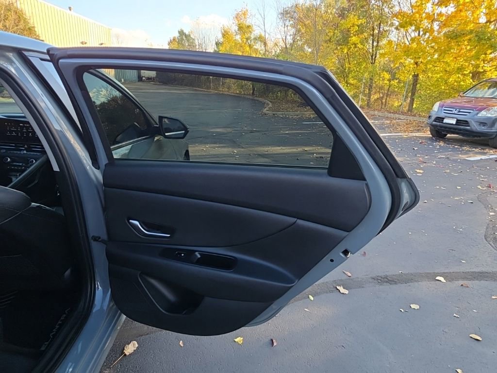 Used 2023 Hyundai Elantra Limited image 38