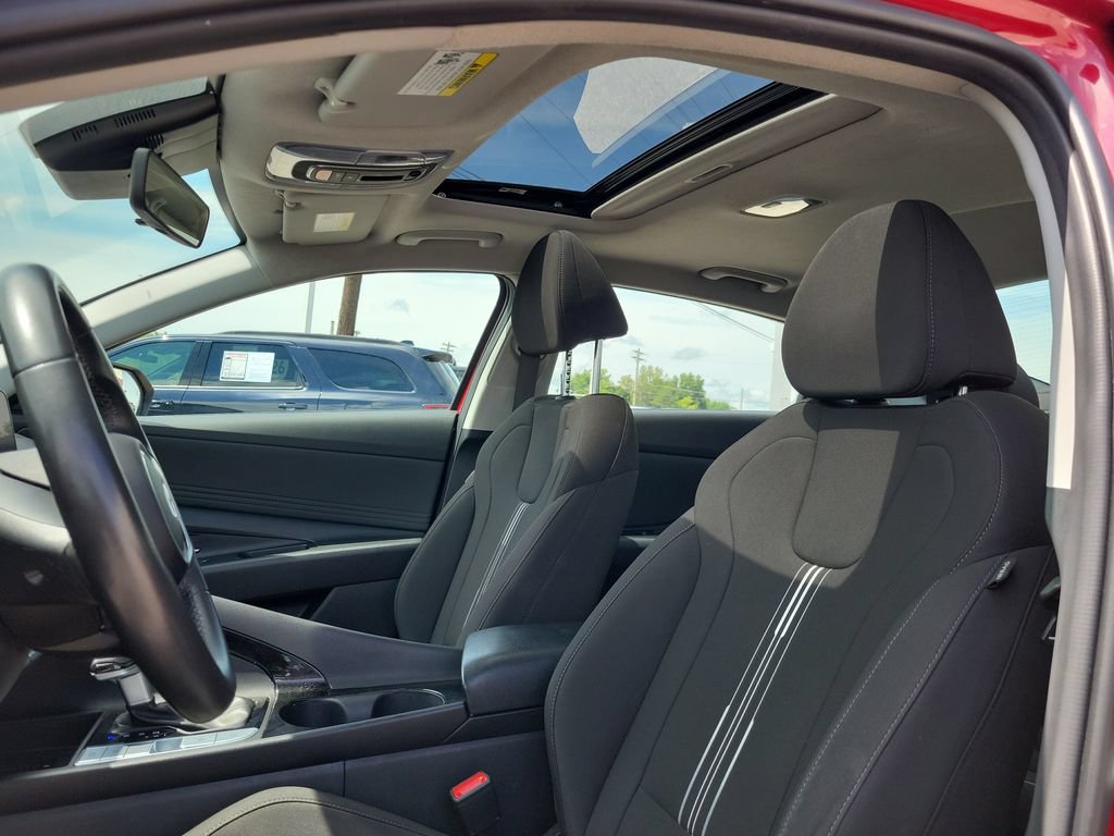 Used 2025 Hyundai Elantra SEL FWD image 32
