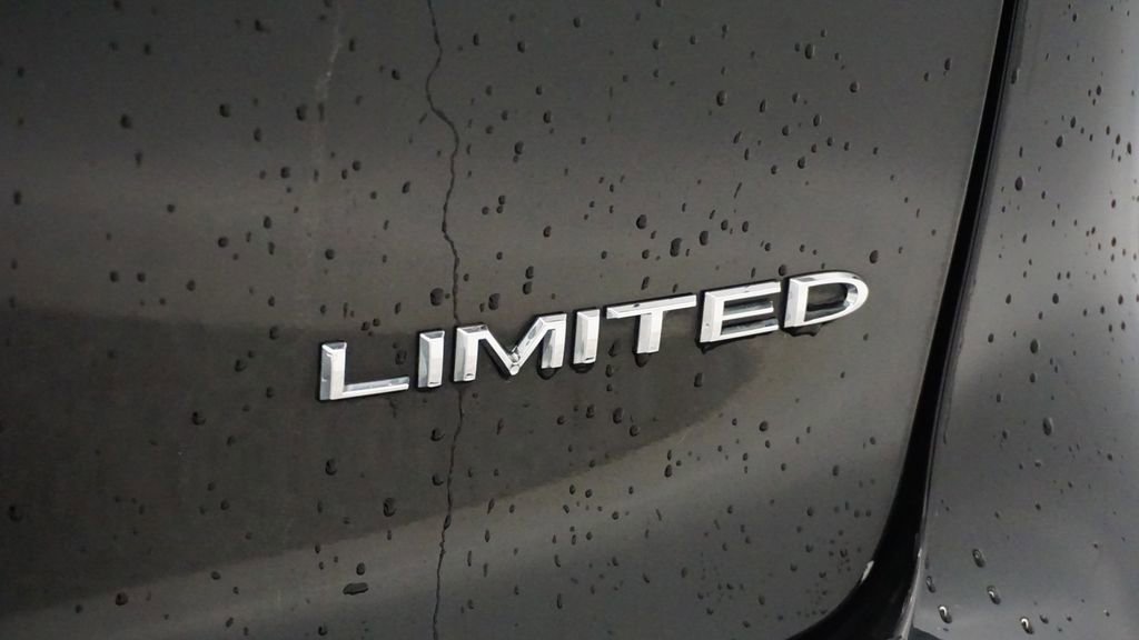 Used 2023 Chrysler Pacifica Limited image 12