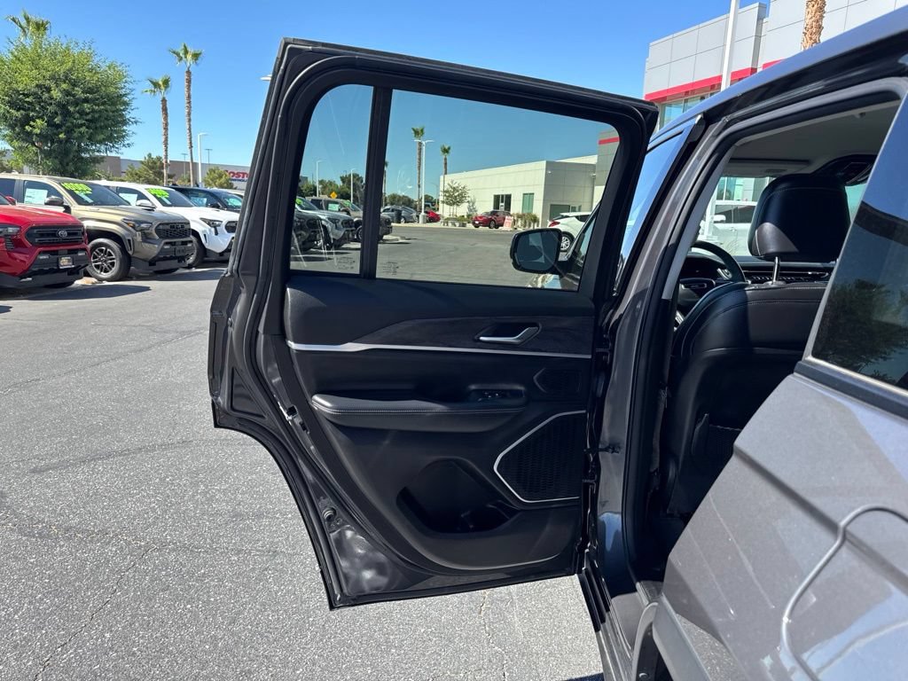 Used 2023 Jeep Grand Cherokee Limited AWD/4WD image 16