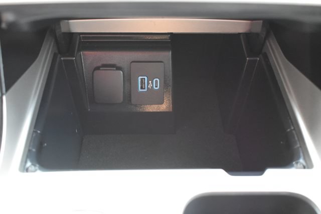 Used 2023 Ford Explorer XLT AWD/4WD image 28