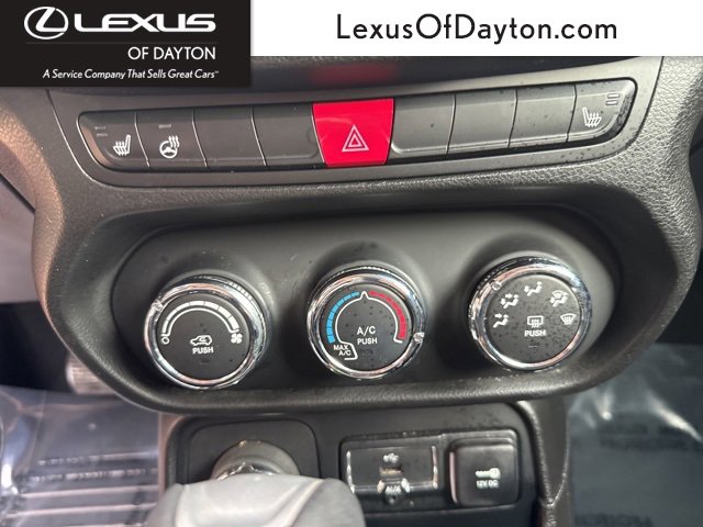 Used 2017 Jeep Renegade Latitude w/ Cold Weather Group image 26