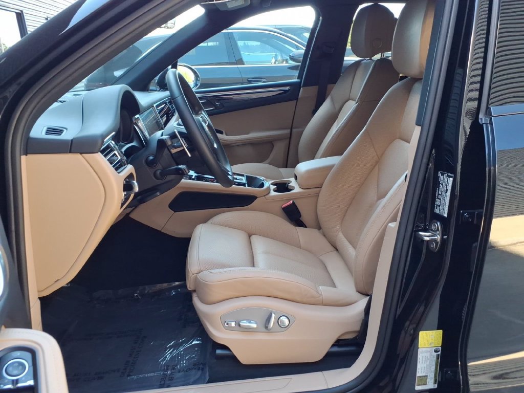 Certified 2026 Porsche Macan AWD/4WD image 16
