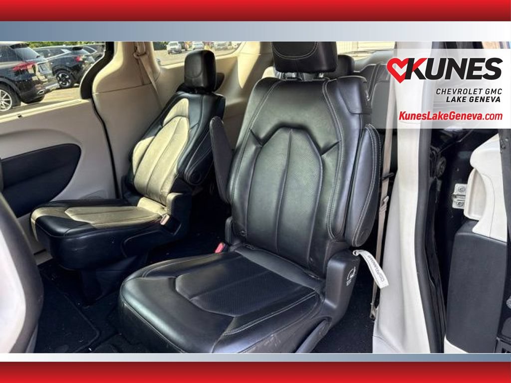 Used 2023 Chrysler Pacifica Touring-L FWD image 14