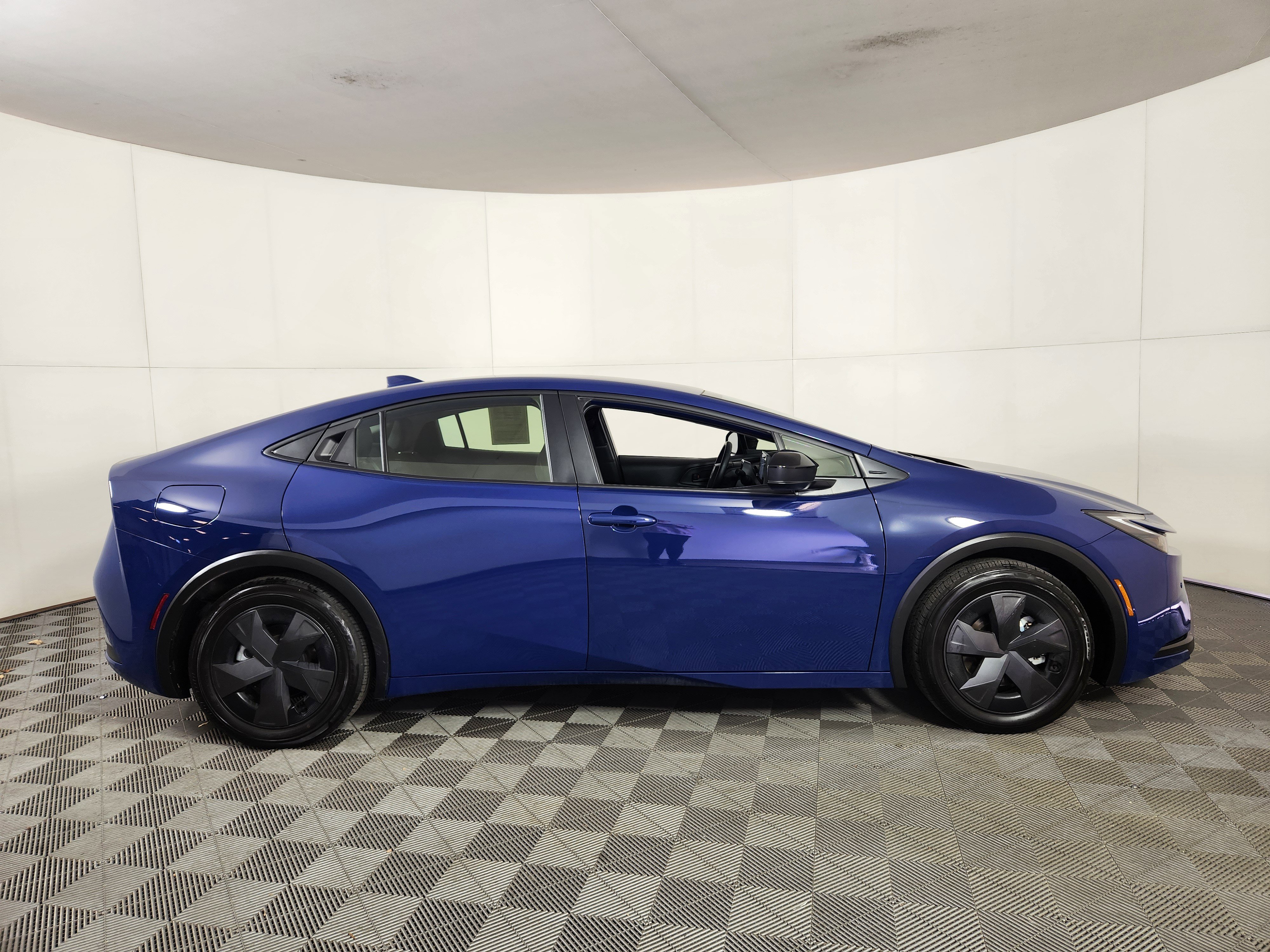 Used 2025 Toyota Prius Plug-In Hybrid image 8