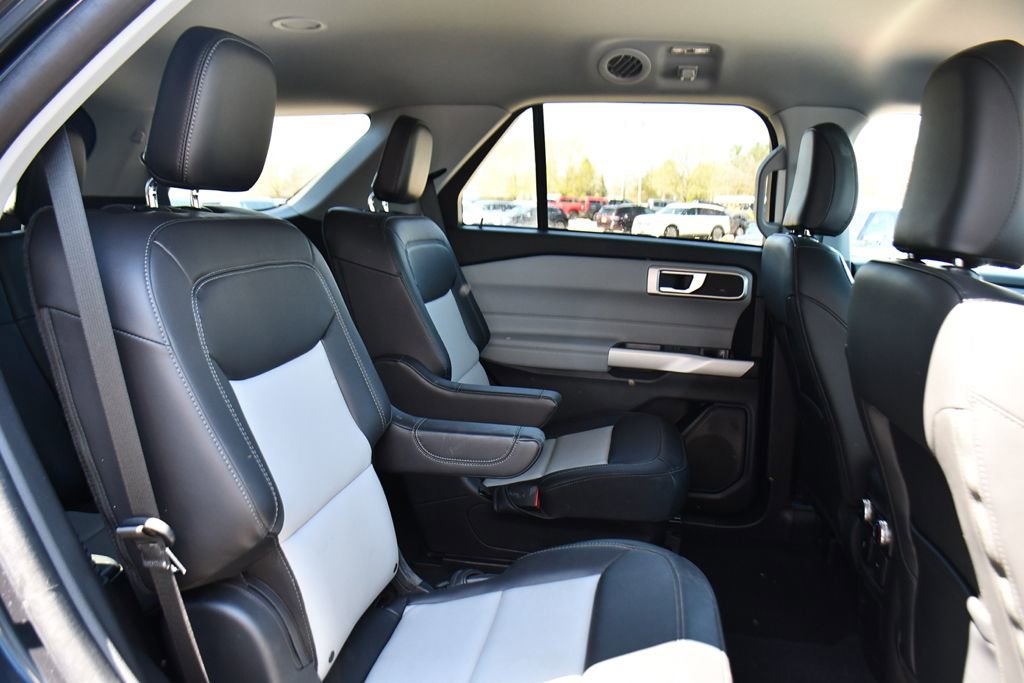 Used 2024 Ford Explorer XLT w/ Equipment Group 202A AWD/4WD image 18