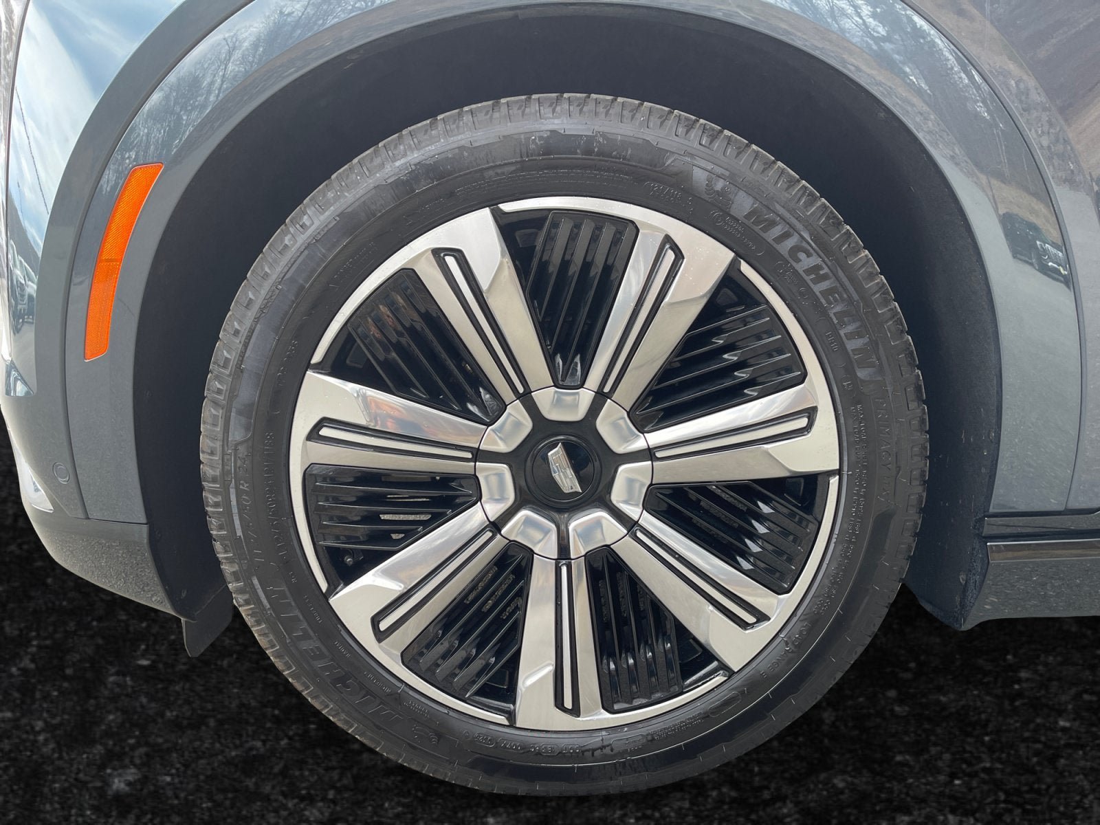 Certified 2025 Cadillac Escalade IQ Luxury 2 w/ LPO, Premium Carpet Package AWD/4WD image 15