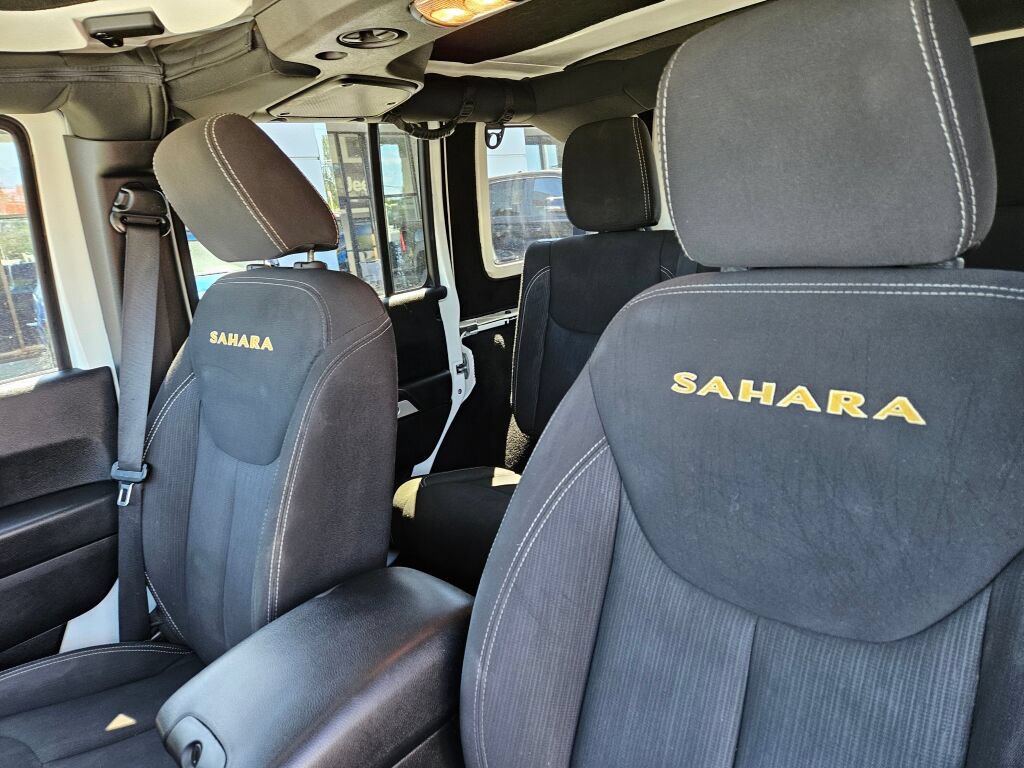 Used 2015 Jeep Wrangler Unlimited Sahara w/ Connectivity Group AWD/4WD image 17