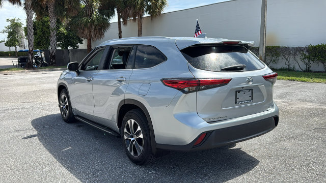 Used 2023 Toyota Highlander XLE FWD image 5