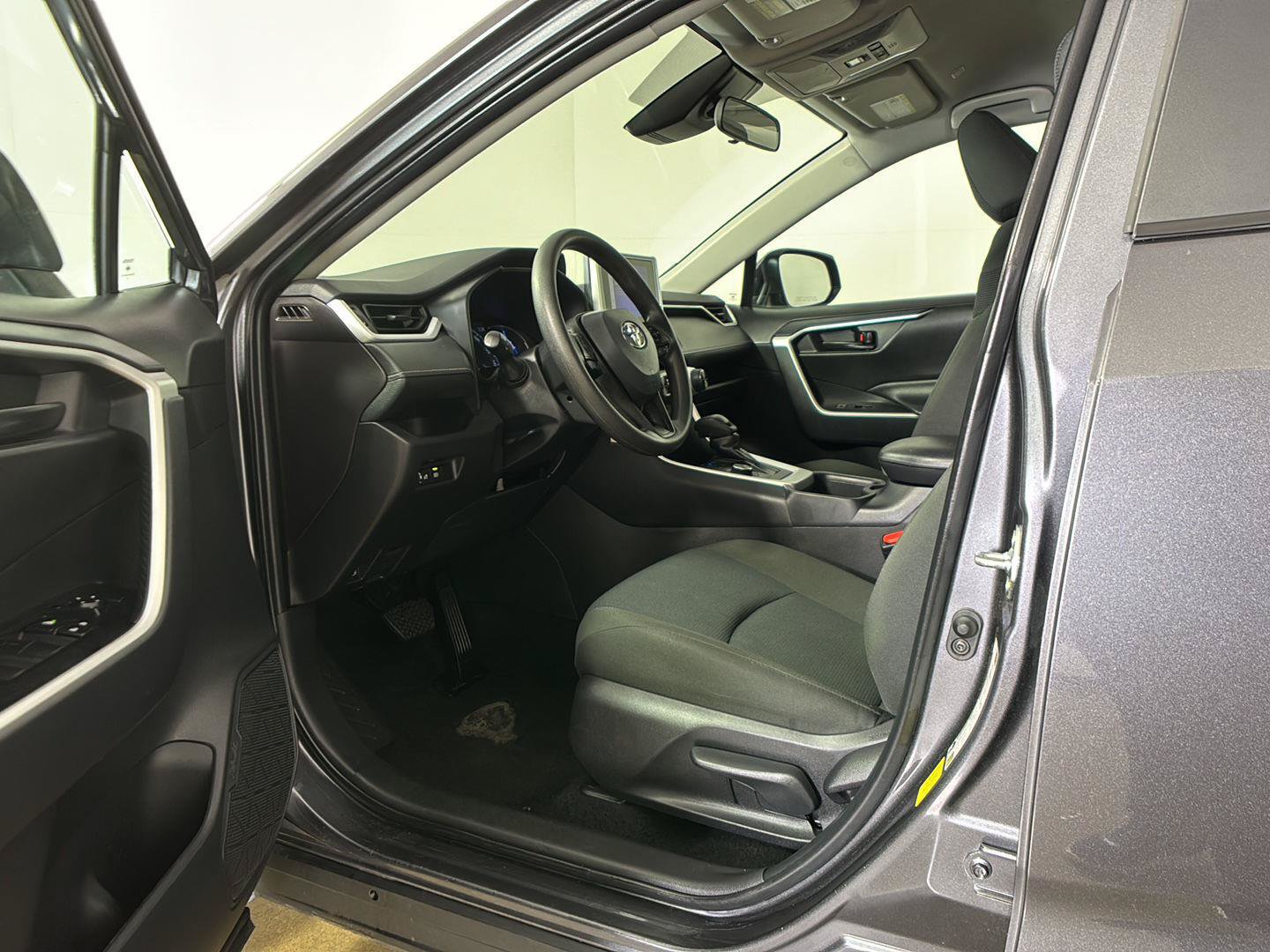 Used 2025 Toyota RAV4 LE AWD/4WD image 2