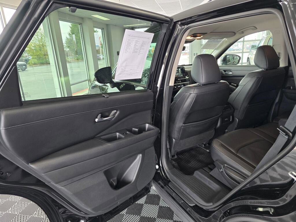 Used 2025 Nissan Pathfinder SL image 36
