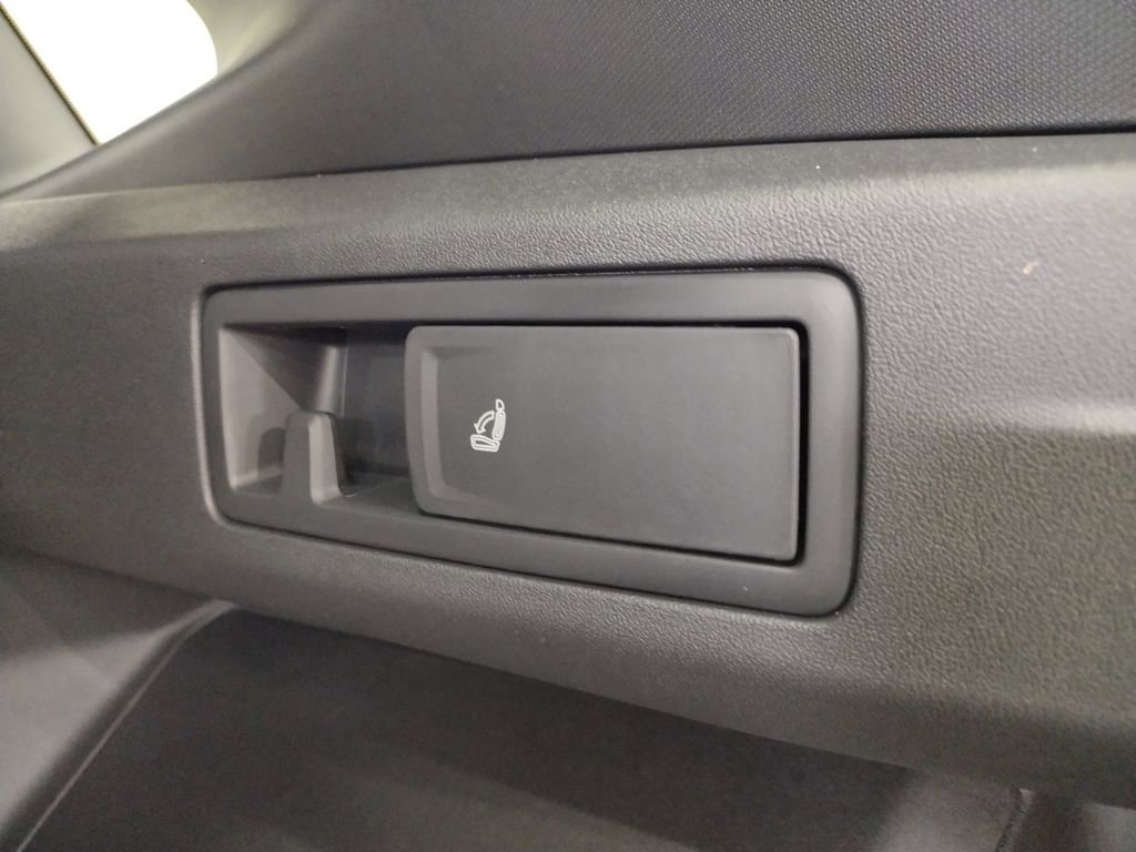 New 2025 Volkswagen Tiguan SE R-Line image 19