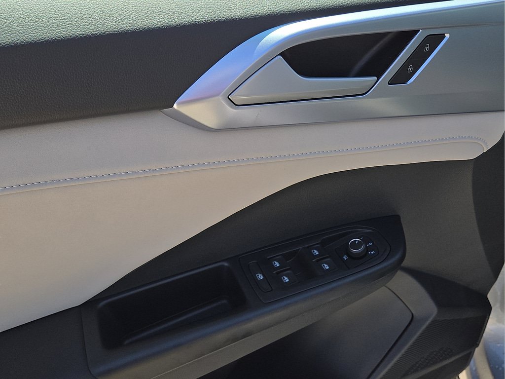 New 2026 Volkswagen Taos SE FWD image 17