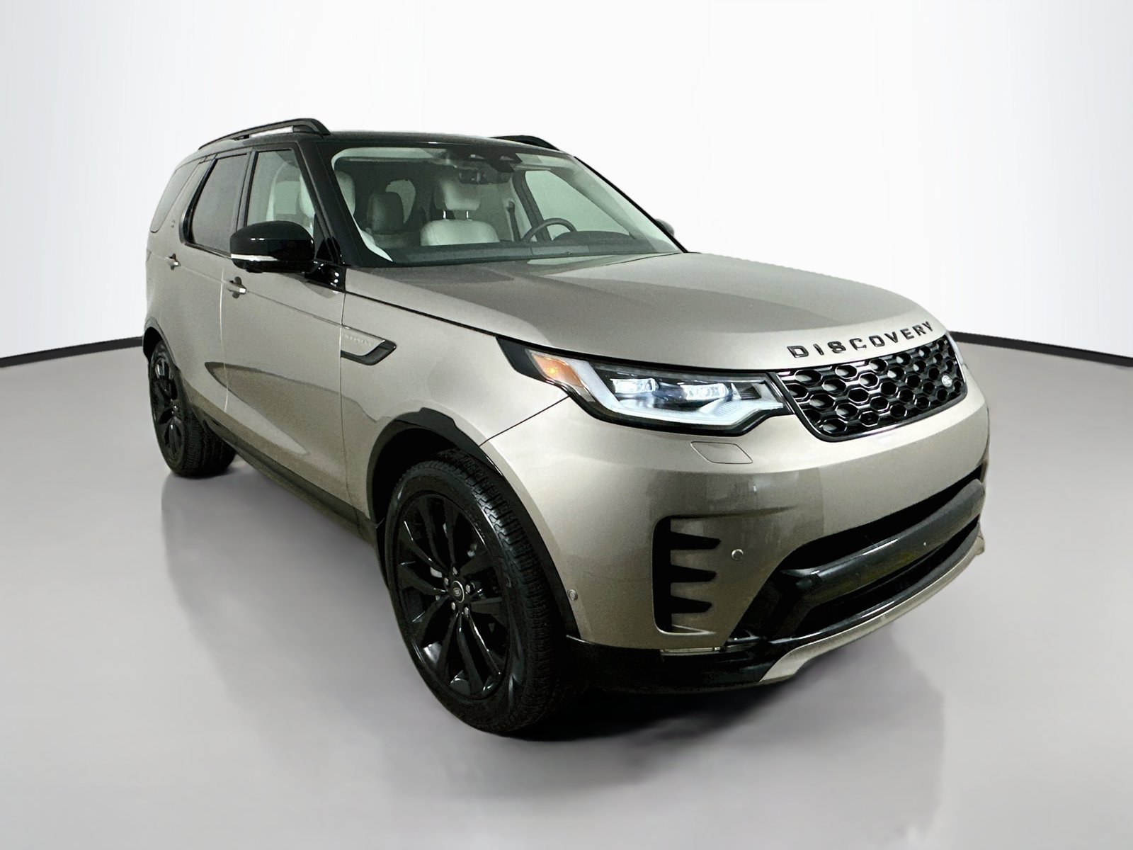 Used 2026 Land Rover Discovery Dynamic SE AWD/4WD image 3