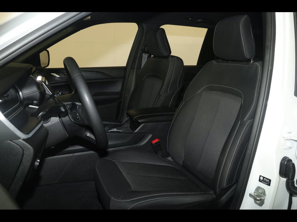 Used 2024 Jeep Grand Cherokee Laredo image 12