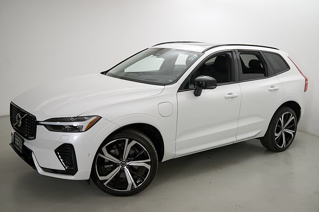 Certified 2023 Volvo XC60 T8 Ultimate w/ Climate Package AWD/4WD image 3