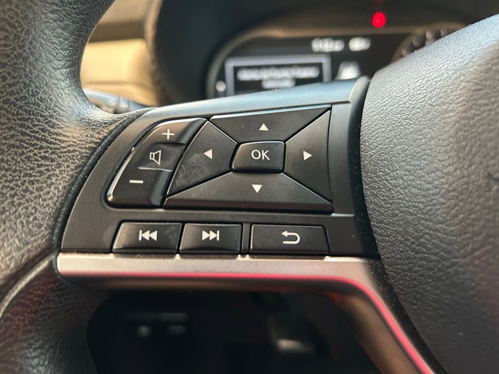 Used 2022 Nissan Versa SV FWD image 18