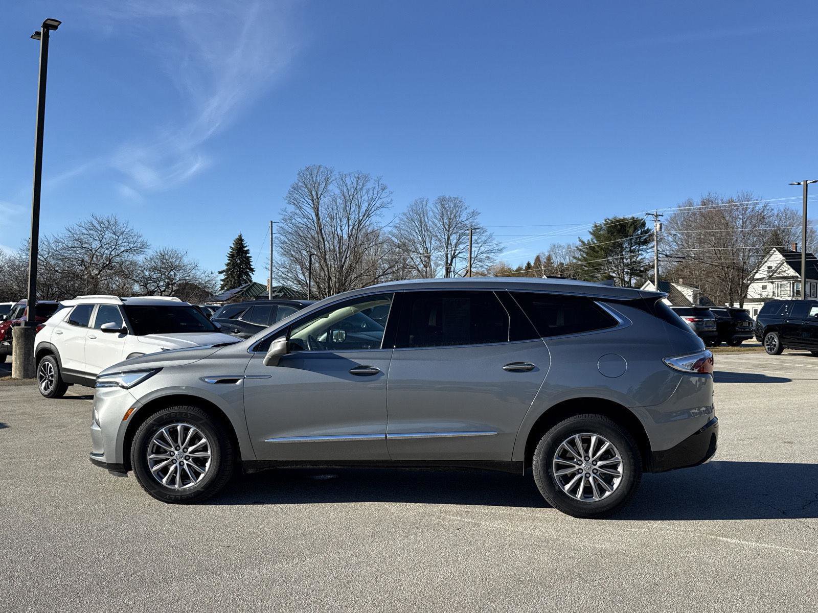 Used 2023 Buick Enclave Essence image 4