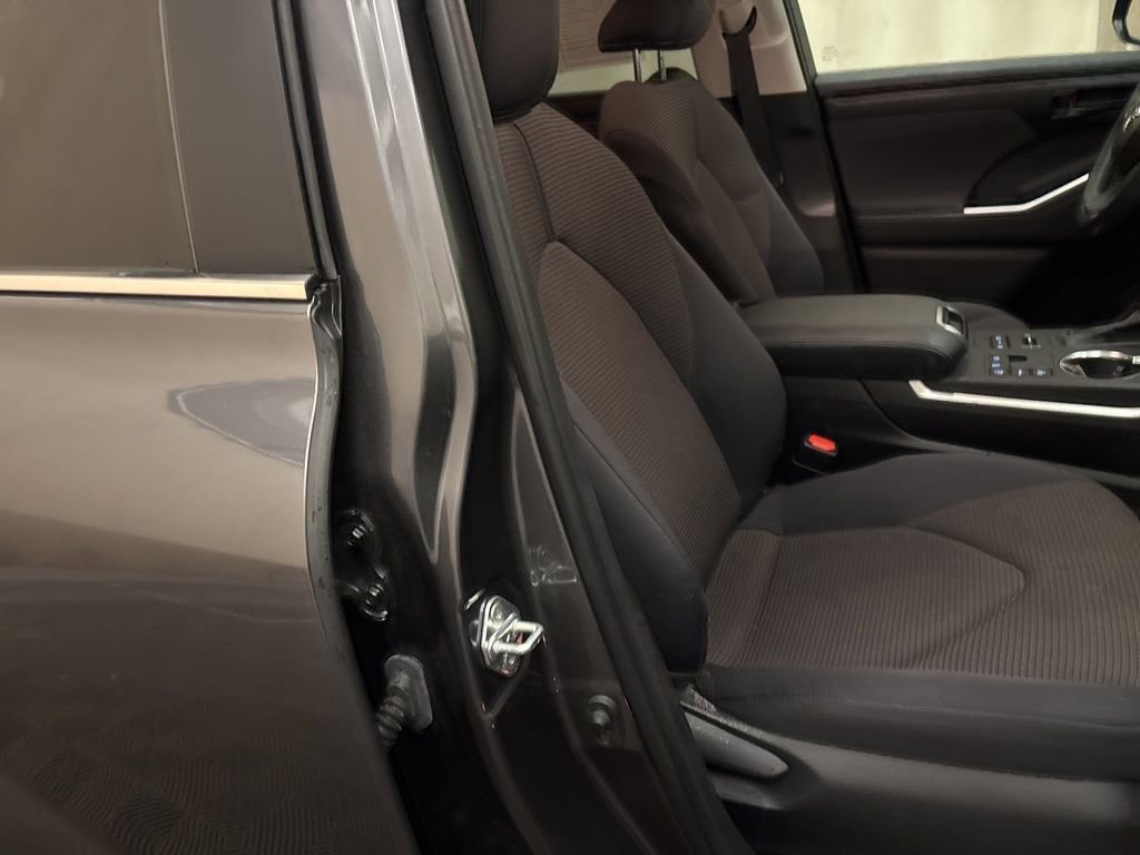 Used 2023 Toyota Highlander LE AWD/4WD image 22