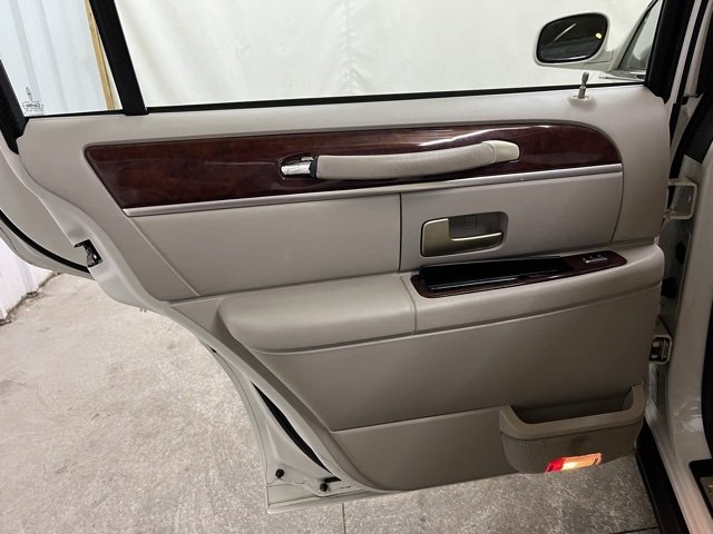 Used 2005 Lincoln Town Car Signature Limited image 20