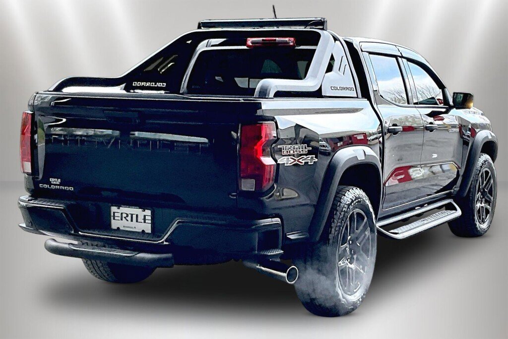 Used 2025 Chevrolet Colorado Trail Boss w/ Midnight Edition image 4