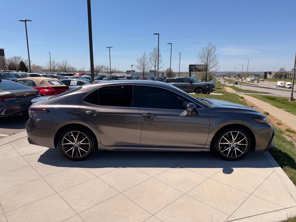 Used 2022 Toyota Camry SE w/ Convenience Package image 6