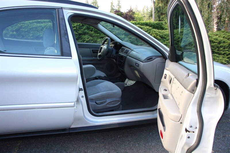 Used 2005 Ford Taurus SE FWD image 13