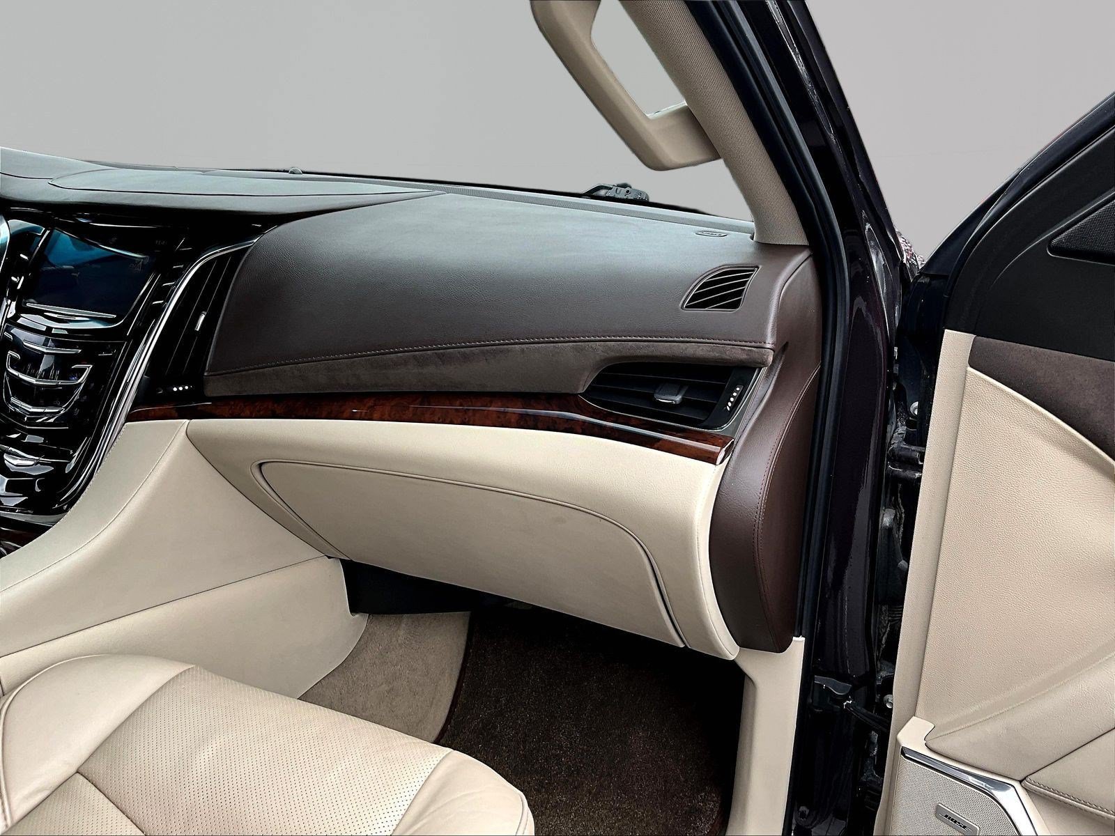 Used 2015 Cadillac Escalade Luxury RWD image 27