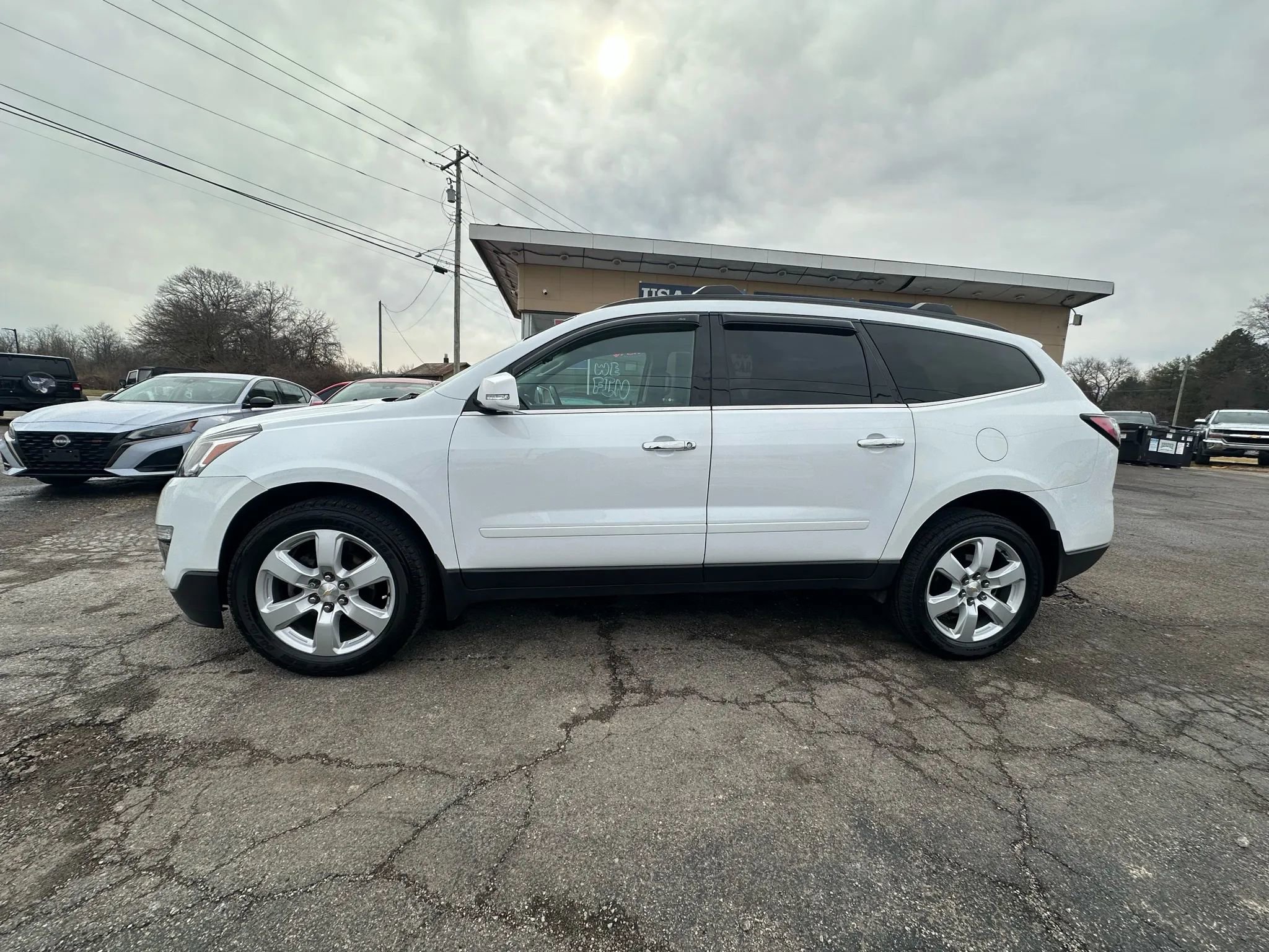Used 2017 Chevrolet Traverse LT w/ Style and Technology Package image 3