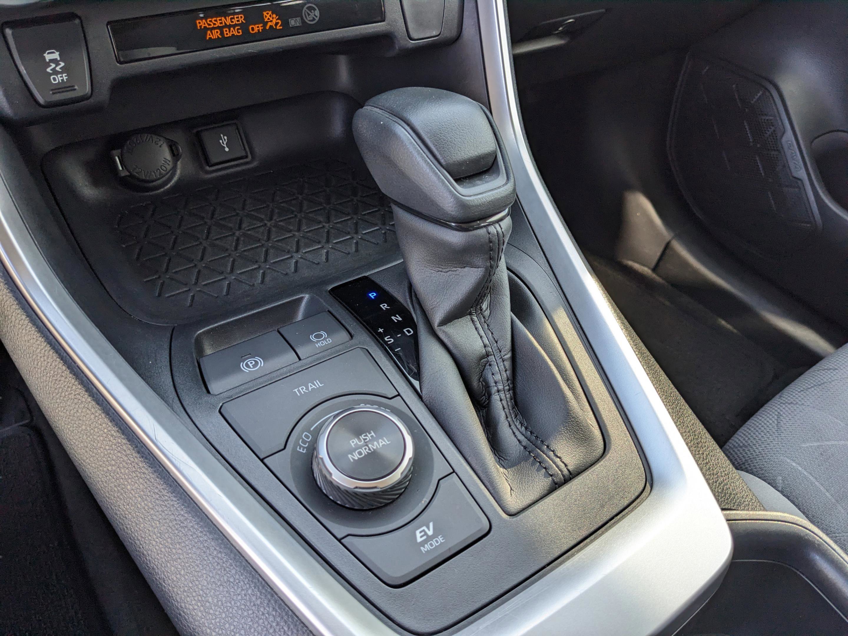 Used 2022 Toyota RAV4 XLE image 19