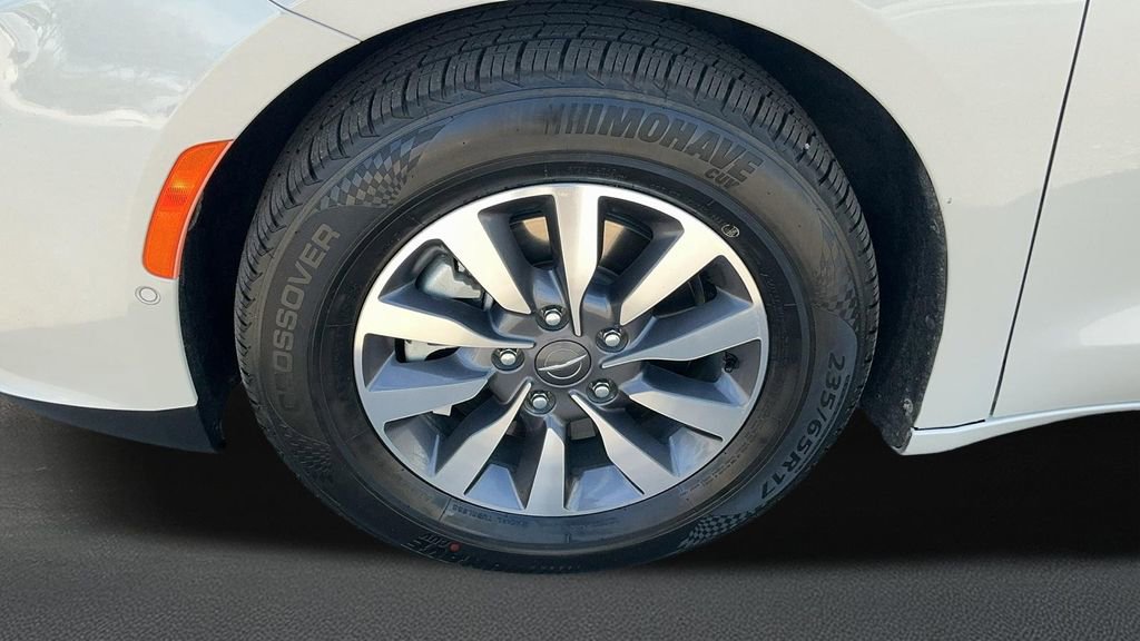 Used 2021 Chrysler Pacifica Touring-L w/ Uconnect Theater Family Group image 10