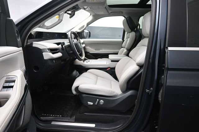 Certified 2025 Lincoln Navigator Reserve AWD/4WD image 10