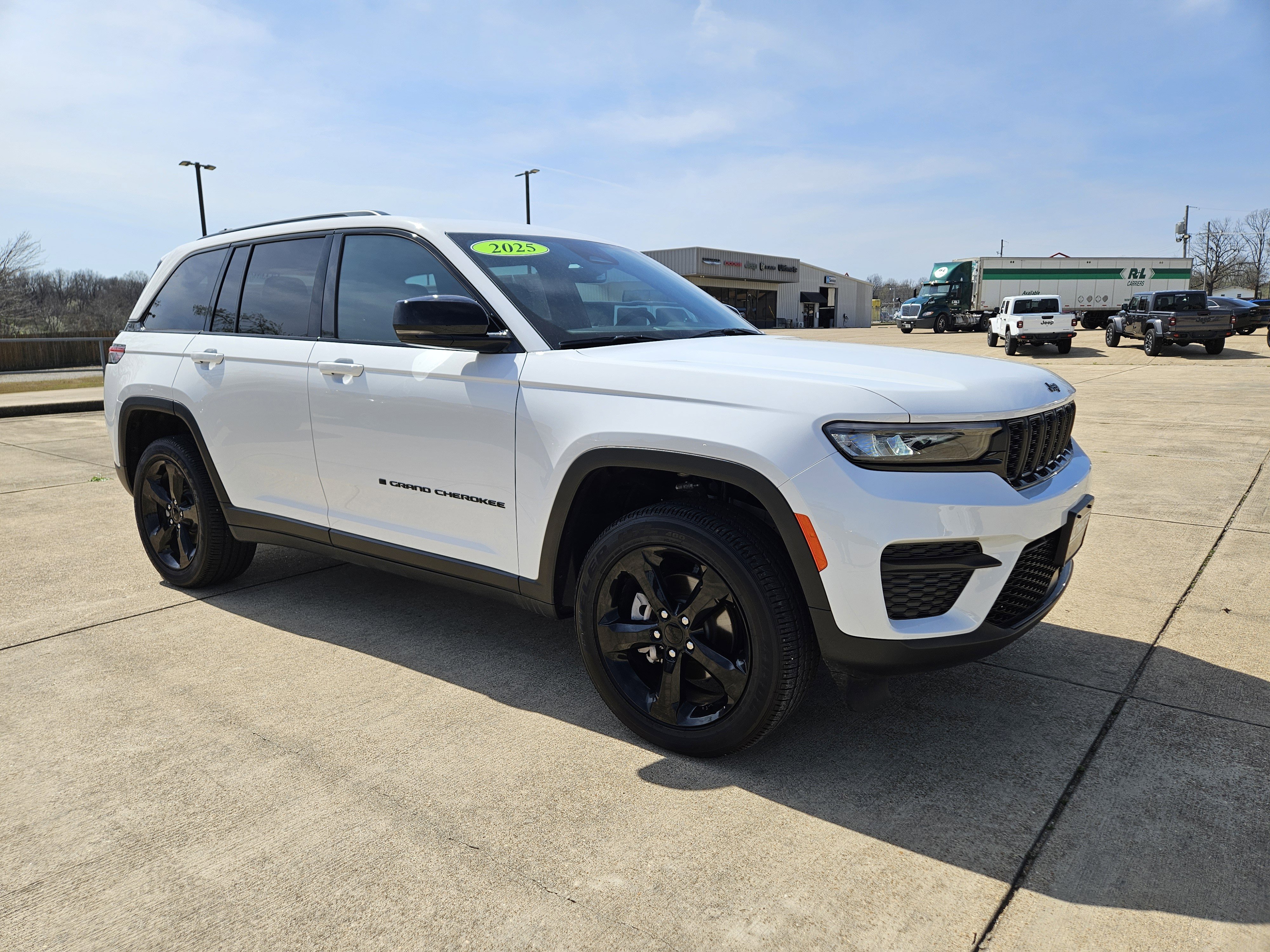 Used 2025 Jeep Grand Cherokee Altitude AWD/4WD image 8