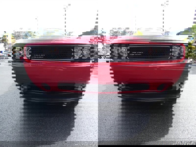 Used 2011 Dodge Challenger SE image 4