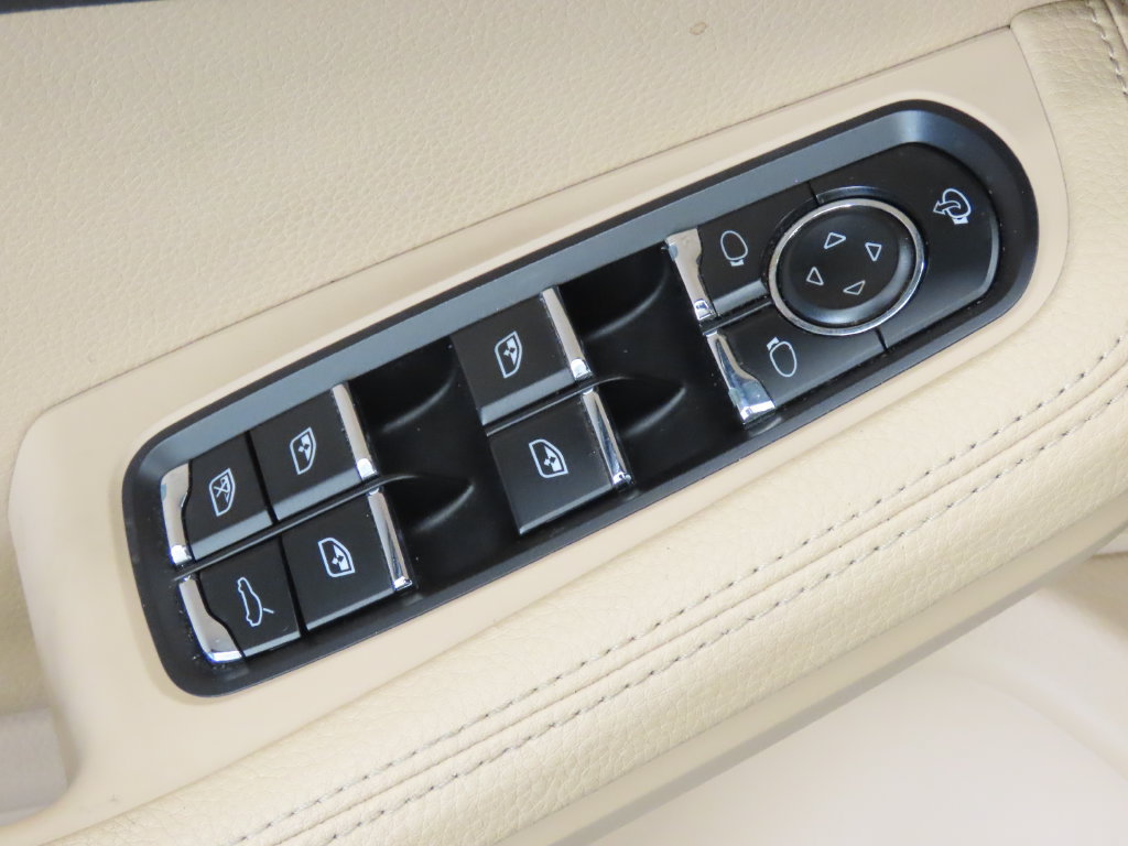 Certified 2023 Porsche Macan AWD/4WD image 36