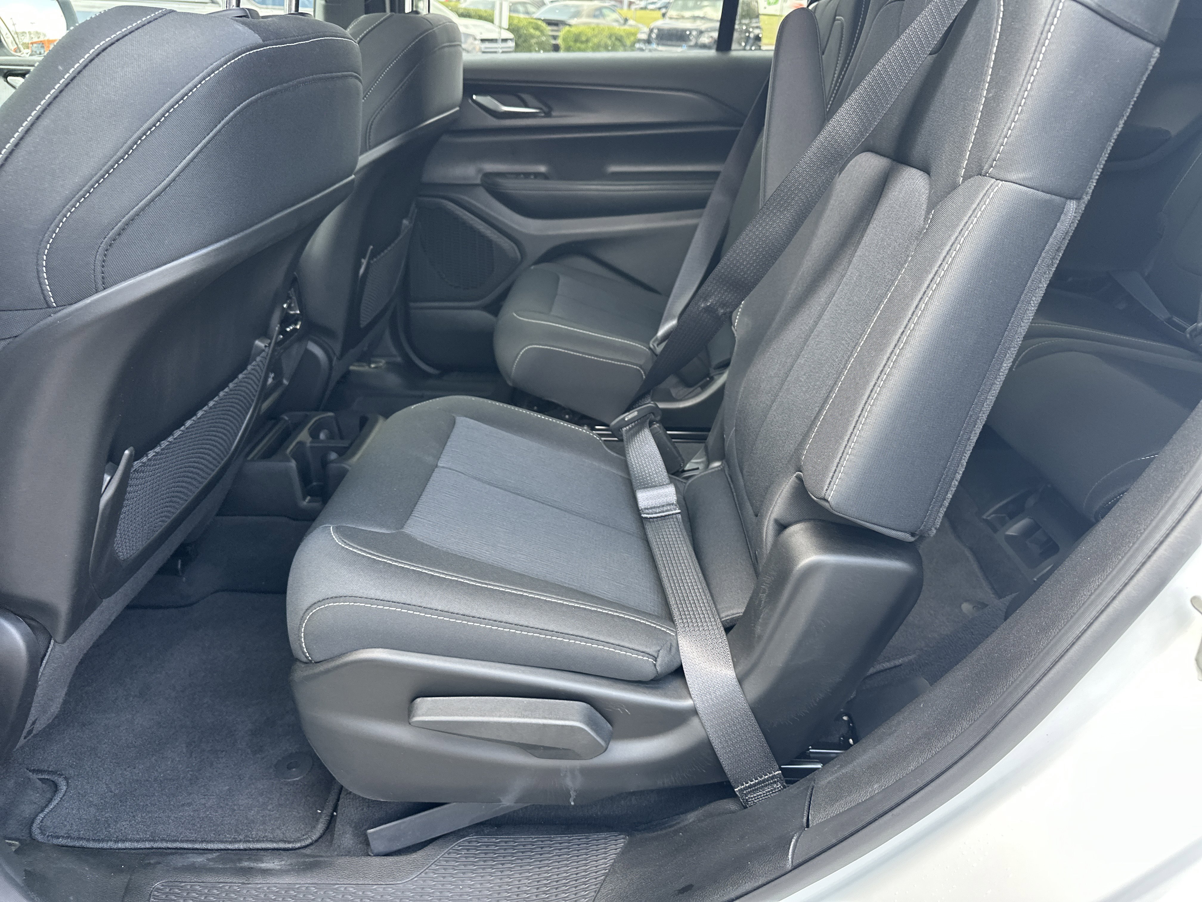 Used 2025 Jeep Grand Cherokee L Laredo image 26