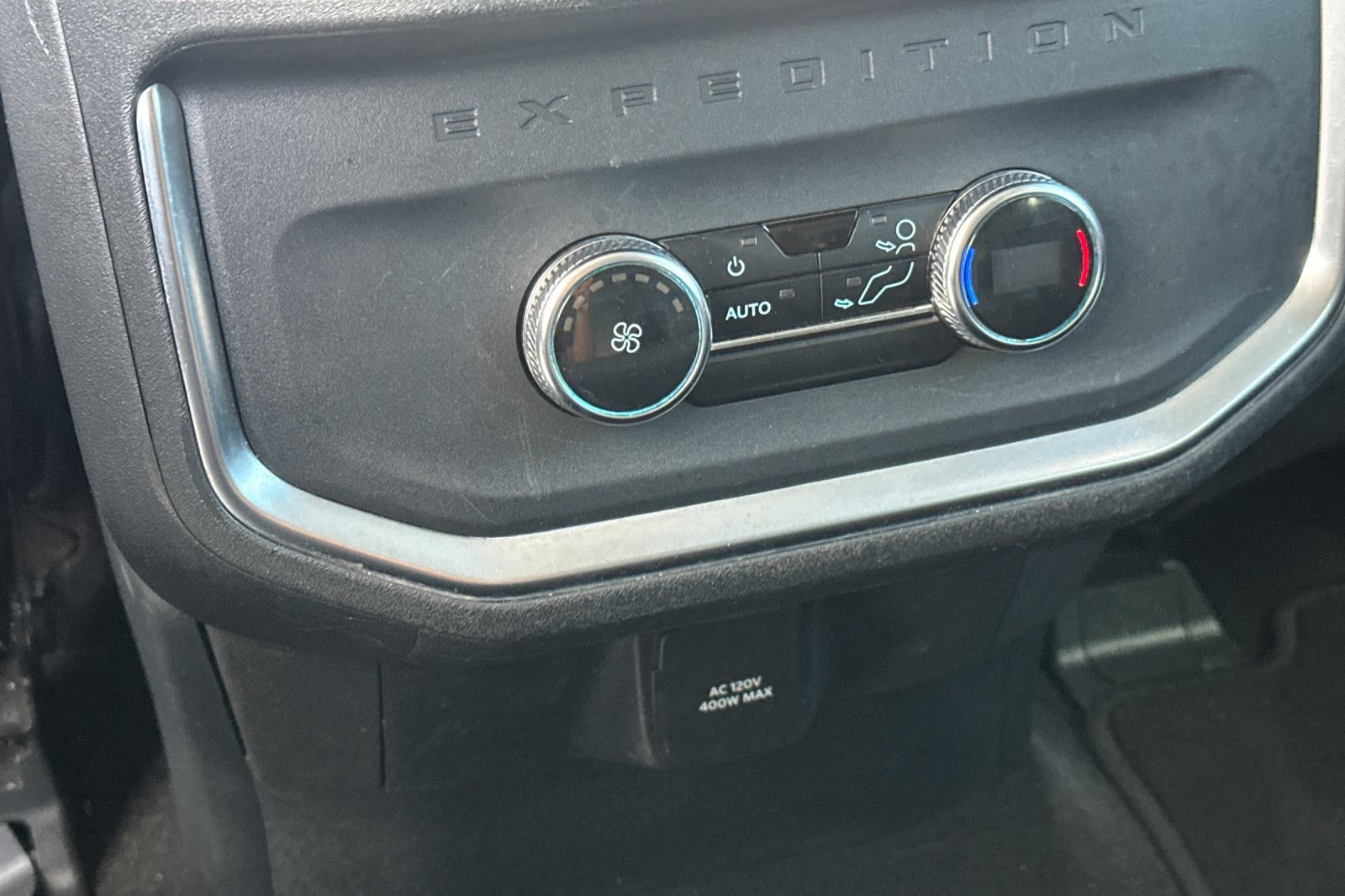 Used 2025 Ford Expedition Active AWD/4WD image 14