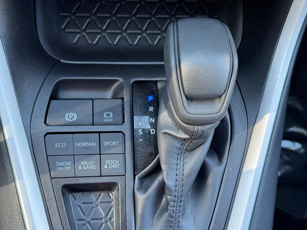 Used 2025 Toyota RAV4 XLE AWD/4WD image 26