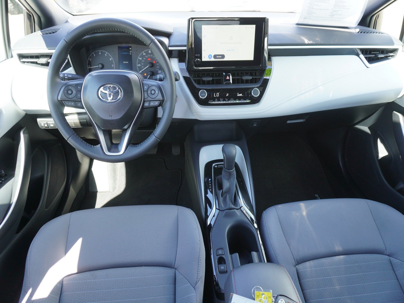 Used 2025 Toyota Corolla SE FWD image 2