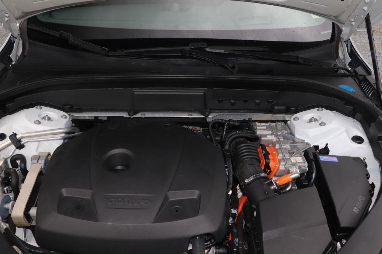 Used 2018 Volvo XC60 T8 R-Design w/ Convenience Package image 38