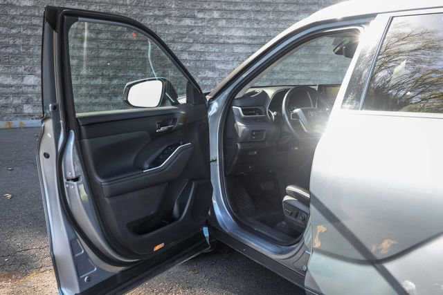 Used 2022 Toyota Highlander XLE AWD/4WD image 23