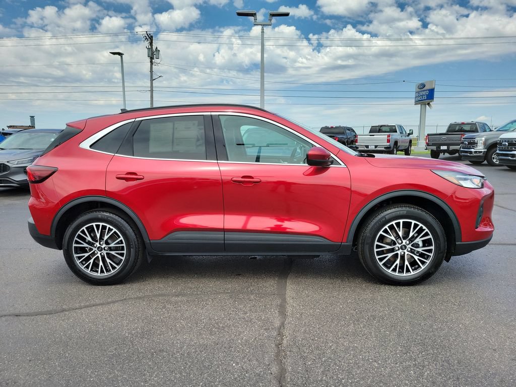 Certified 2025 Ford Escape SE FWD image 3
